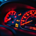découvrez ce que signifient les voyants rouges sur votre tableau de bord, comment identifier les situations d'urgence et quand il s'agit simplement d'une alerte à ne pas négliger.